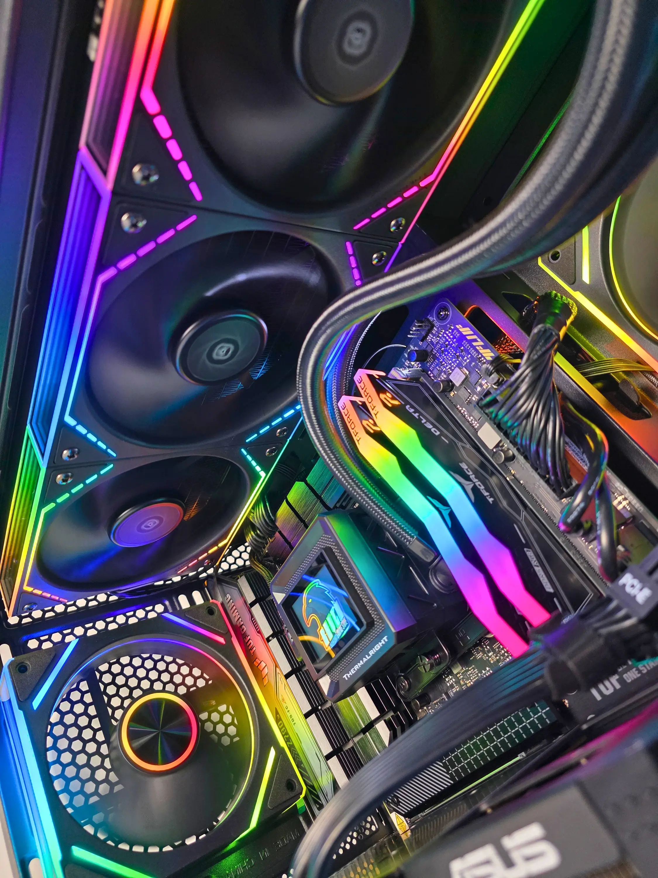 PC Gamer interior RGB arcoiris con ASUS TUF y RAM