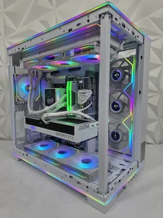 PC Gamer blanco Frost Lian Li con RGB arcoiris