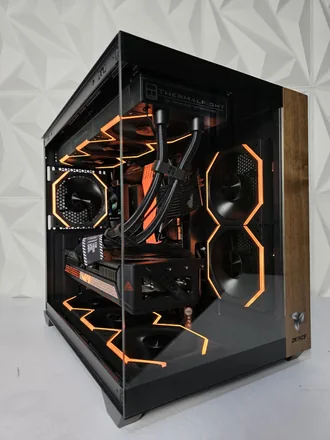 PC Gamer con acabado en madera e iluminacion naranja Thermalright